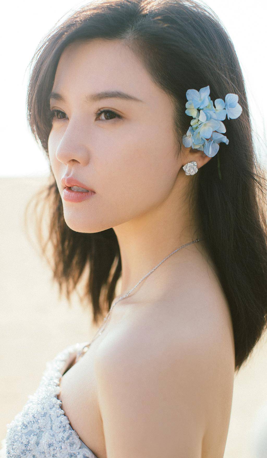 杨子姗身穿白色蕾丝连衣裙文艺优雅,而一袭抹胸礼服裙梦幻时髦!