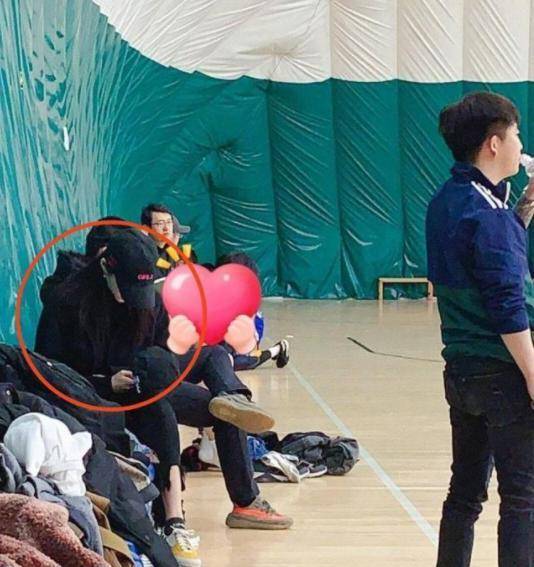 关晓彤探班鹿晗拍杂志,两人满脸笑意难掩好心情_恋情_时间_男友