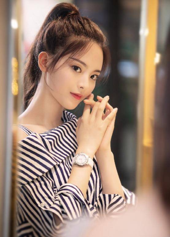 杨超越代言不断,一组美照曝光,却是为手表代言_品牌_五官_照片