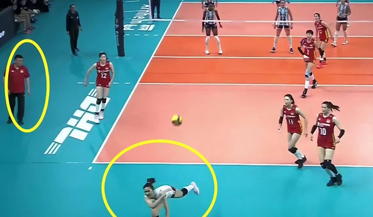 王梦洁救球摔出场,我们体育丢球权,蔡斌眼神不离弟子_比赛_龚翔宇