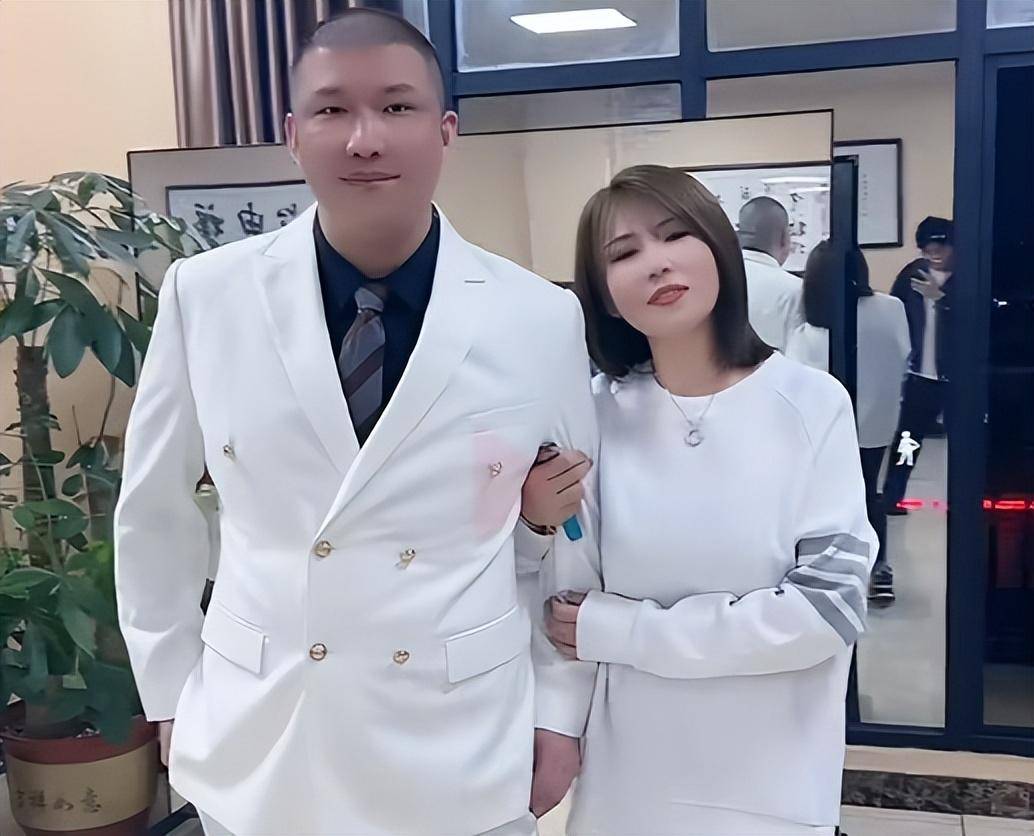 因没住进五星级酒店,网红二驴姐姐痛斥品牌方,遭大批网友嘲讽!