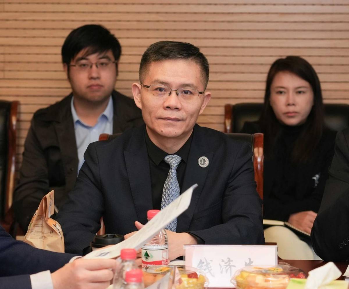 微创中心主任朱卉敏教授,第四军医大学唐都医院骨科主任钱济先教授