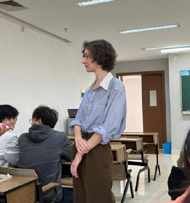 又美又飒颇具法式慵懒感,学生看了挪不开眼_教学_形象_大学老师