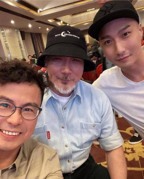 香港巨星齐聚横店,70岁徐少强父子同框,私生子已长成父亲模样_徐伟栋