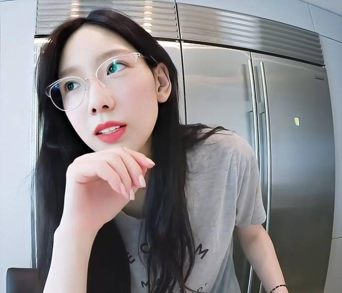 金泰妍素颜的样子太少女!