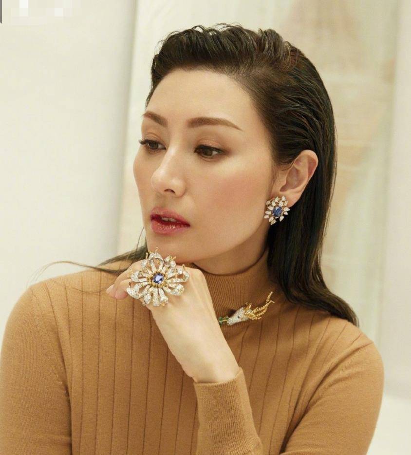 港姐李嘉欣近照曝光,晒照独自登山,皮肤细腻气色好_照片_网友_身材