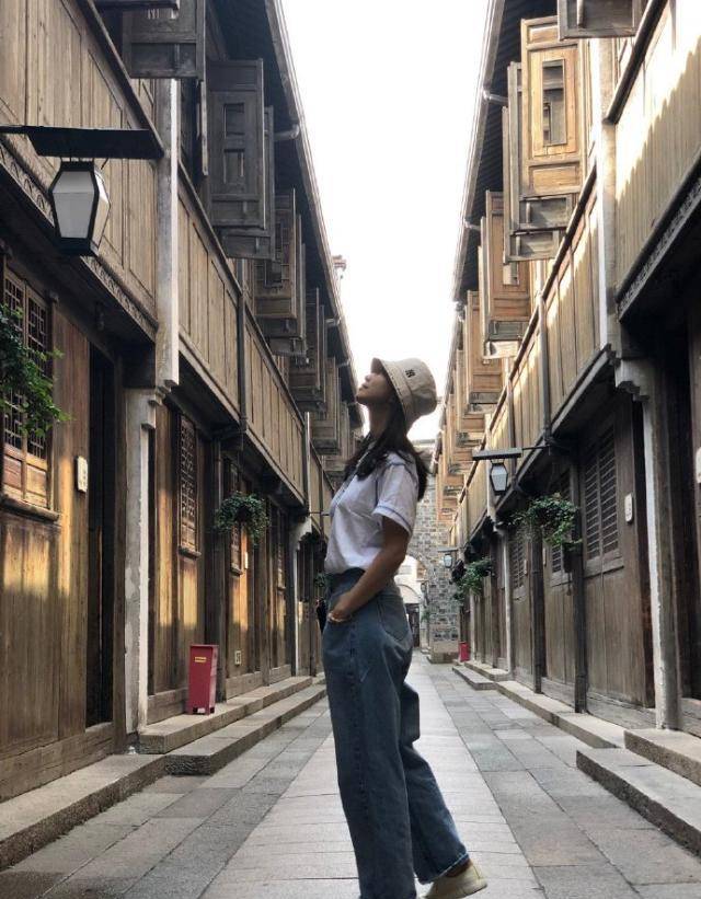 王骏迪这张脸不怎么出现在大众视野(也就是在和孙红雷结婚的时候以及
