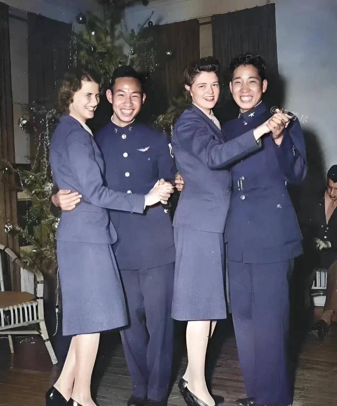 1945年,广州,国民军第一军的两名军官与驻穗盟军的两位外国女军官在