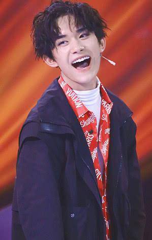 可能很多千纸鹤已经猜到了,没错,就是易烊千玺,私底下王晨艺不仅是易