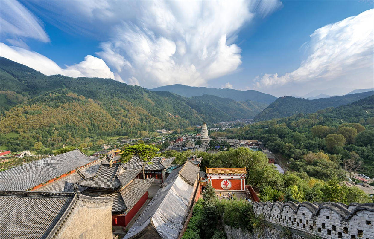 抵達午餐後參拜五臺山藏傳佛教領袖寺,清代皇家寺廟,有