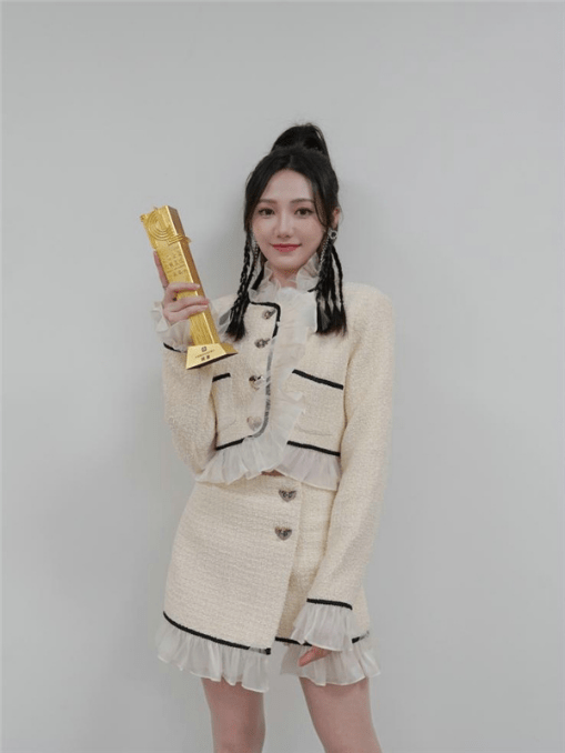 一唱成名火出圈,繁星互娱人气歌手玥夏获"金牌网络主播"荣誉