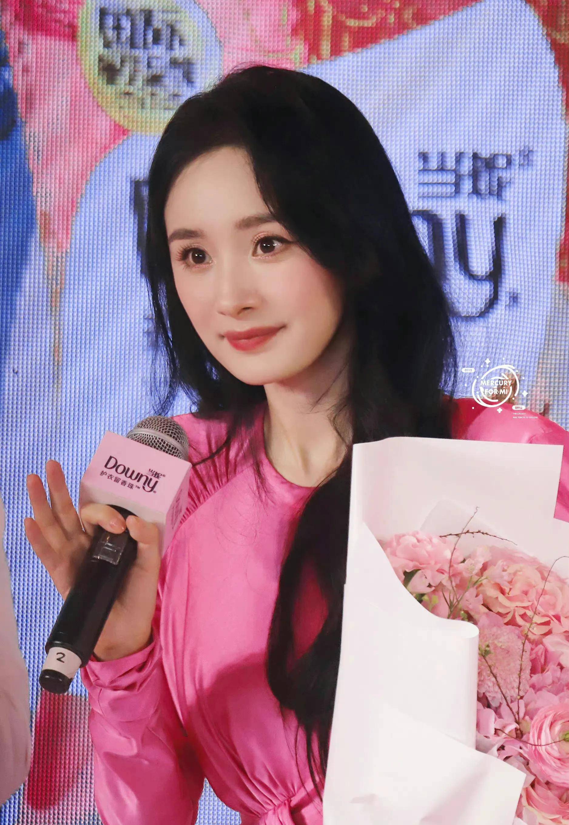 杨幂身穿粉色长裙显腿长,笑容甜美美丽,黑长发红唇,十分妩媚_玫瑰