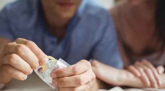 相比较其他的方式,比如吃避孕药或者说是放环等其他的方式,安全套在