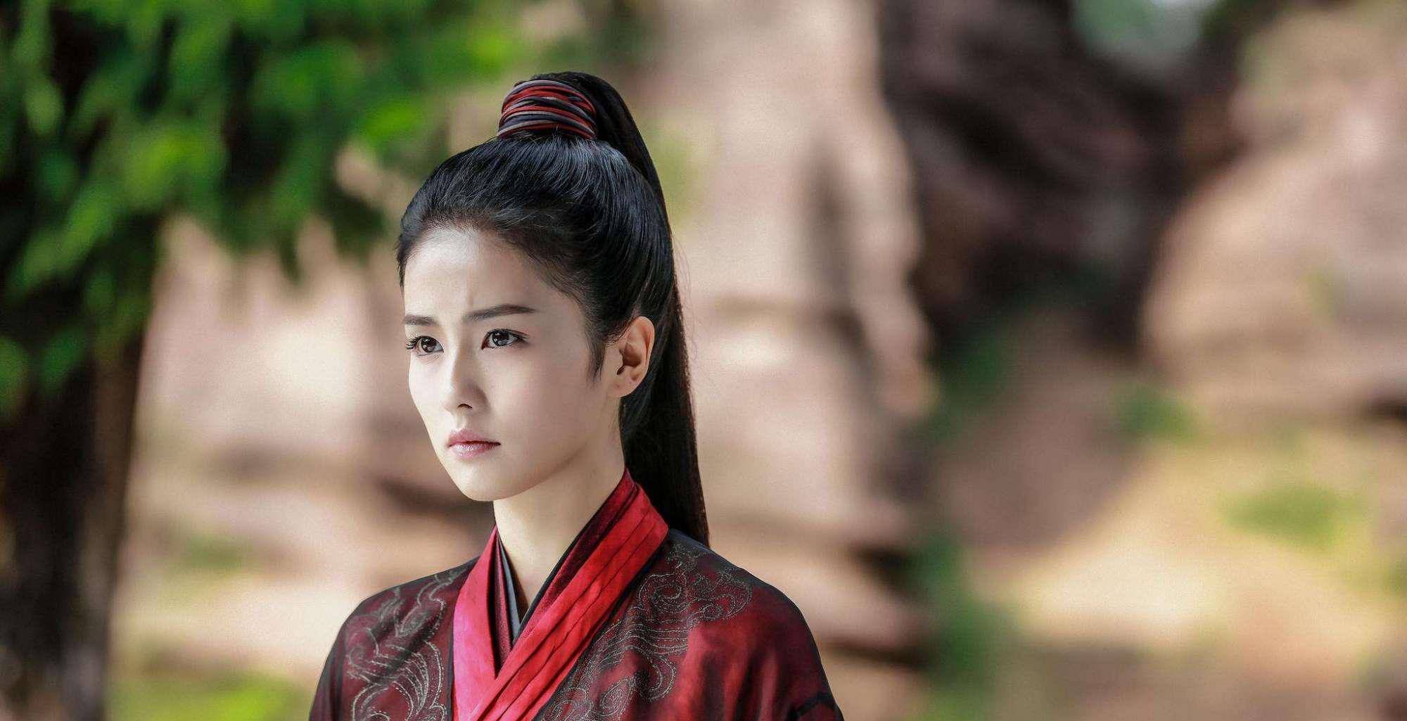 邻家少女初成长,白鹿改走时尚风,身材不输于柳岩_大部分_一角_气质
