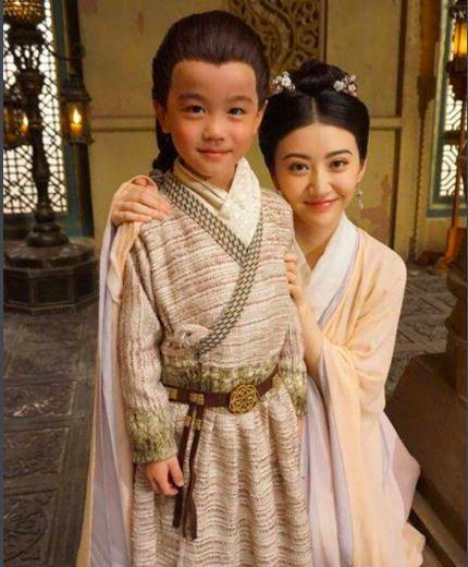 韩昊霖晒帅气照,因饰演《我和我的祖国》冬冬走红,成为人气童星_电影