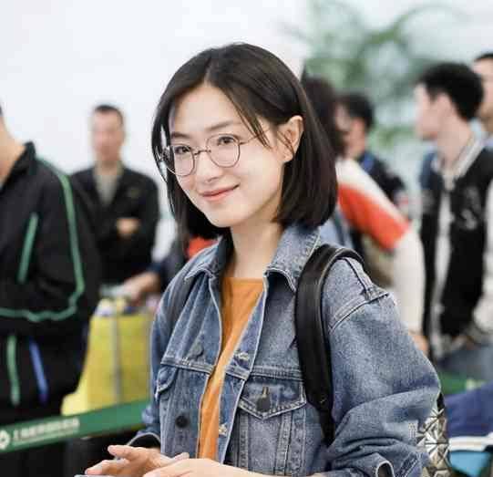 万茜短发的样子真是美到人心坎里了,文艺又灵动,嫩似高中生_外套_牛仔