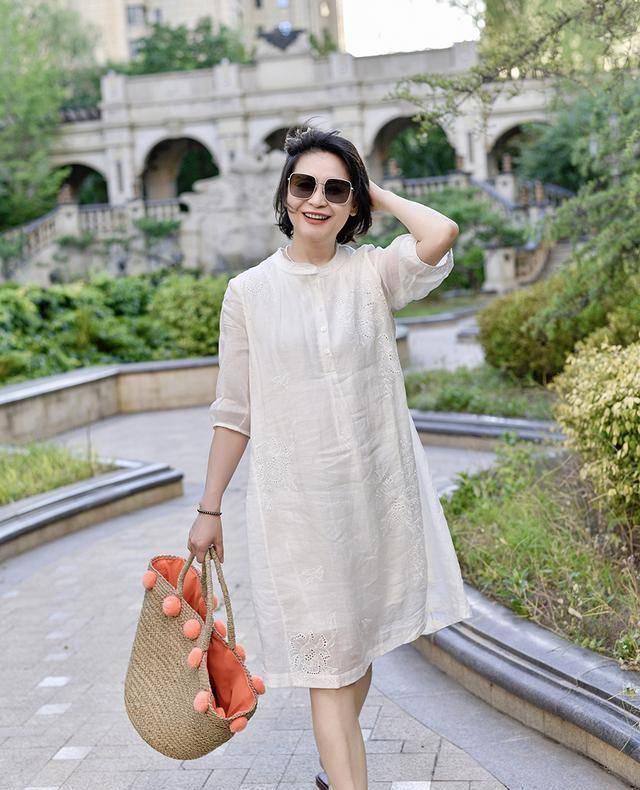 50岁的女人初秋如何提升衣品,这些穿搭少不了,尽显年轻活力风采_女性