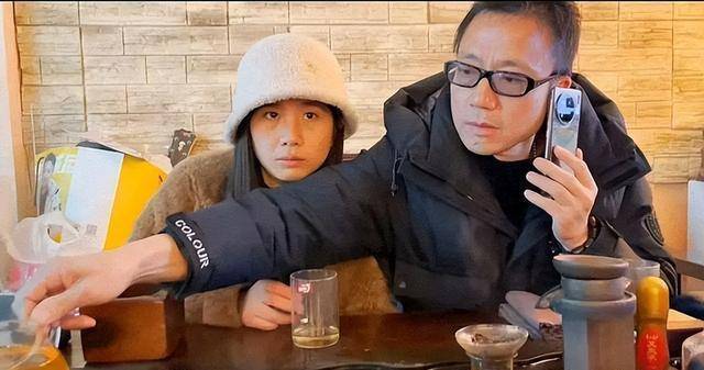 袁树雄跟现任妻子的合照,妻子虽然长相普通,但是一脸的旺夫相_隆回