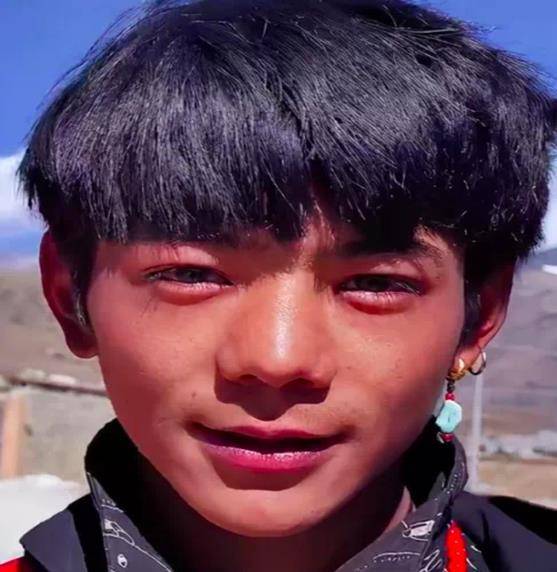 不管是年龄比较小的小妹妹,还是稍微大一点的小姐姐,都很喜欢丁真.