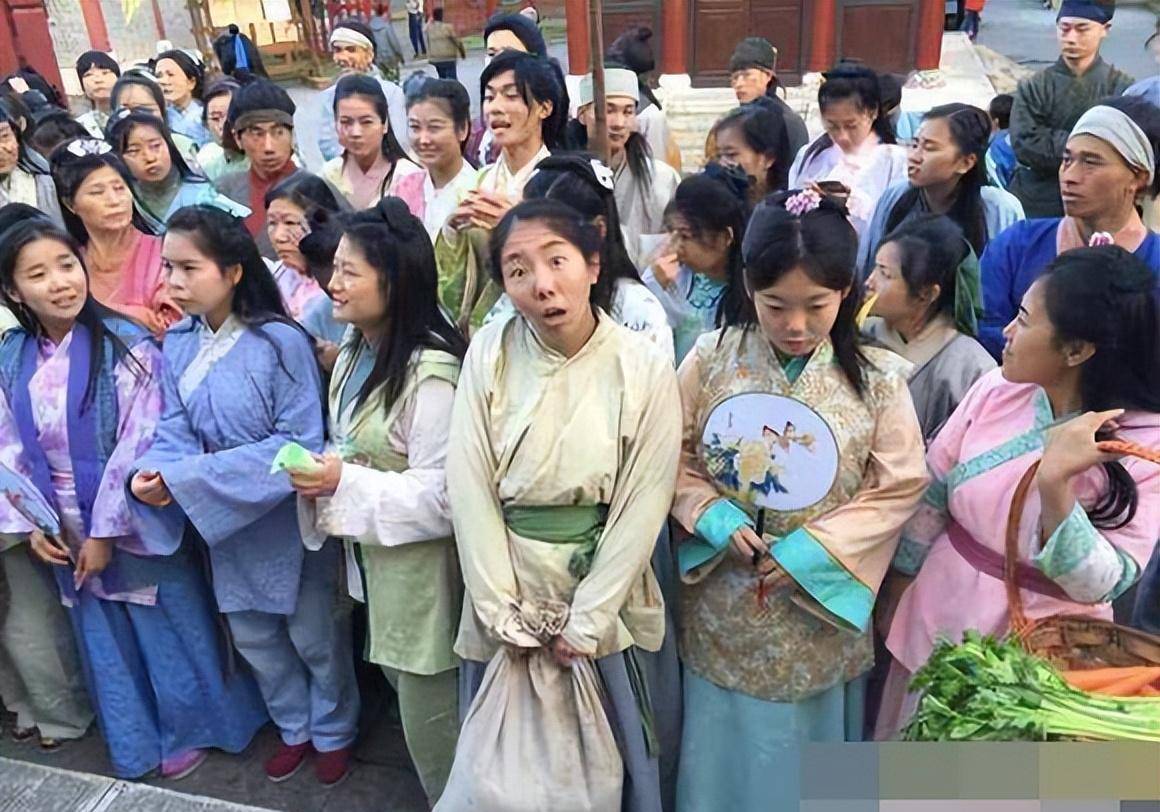 横店群演现状曝光,却无戏可拍到处都是美女,男群演睡大街省钱_工资