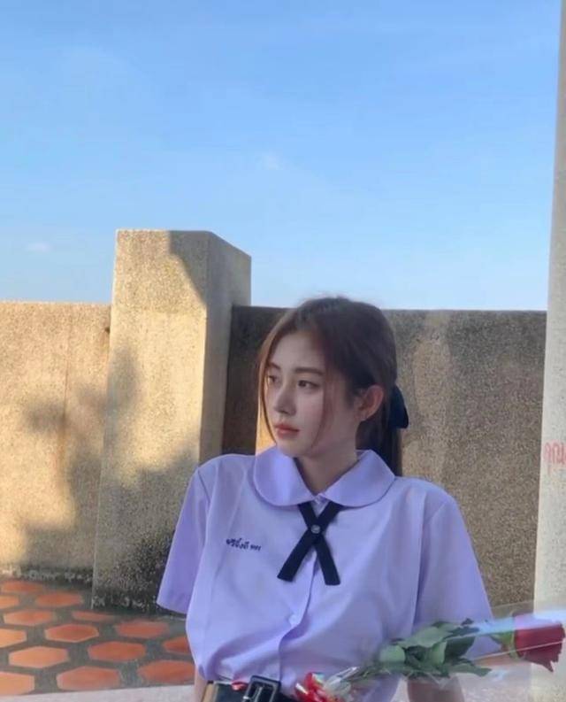 鞠婧祎穿"泰式制服"像小水!仿品造型堪比正品造型!