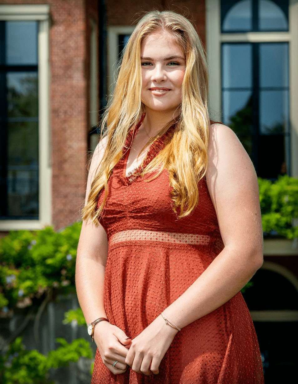 穿黑金色蛋糕裙至少显老10岁,肉肉脸贼富态文/火羊宝返回搜狐,查看