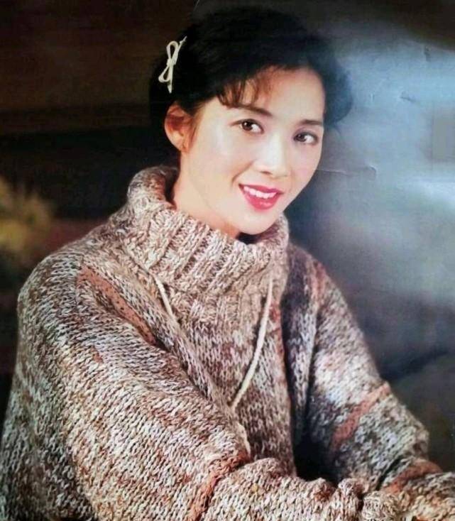 龚雪一家三口罕见同框,69岁她依旧美艳,35岁女儿颜值拉胯还显老_造型