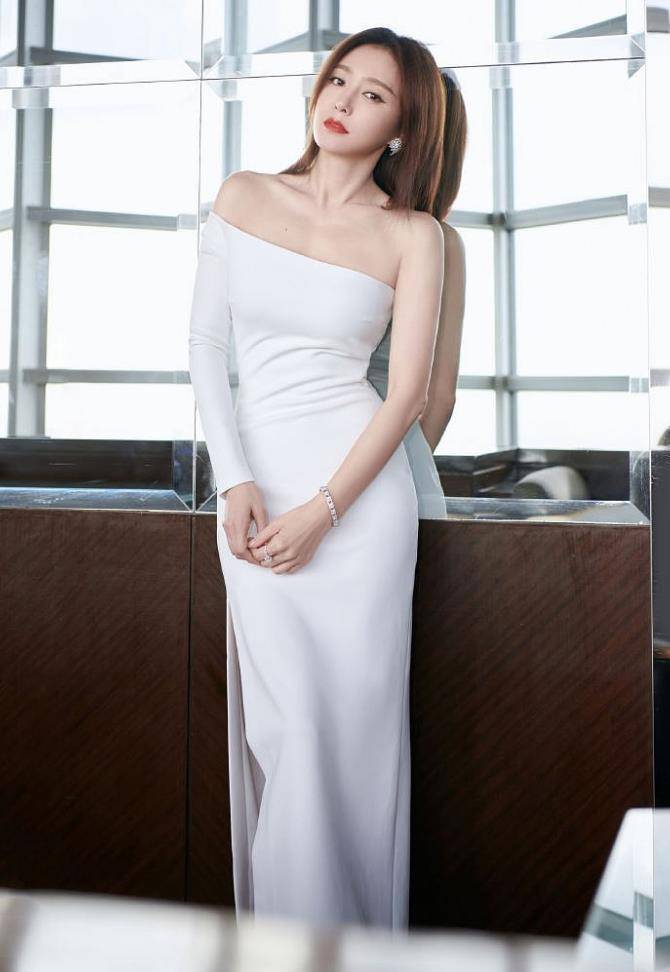 这8位大牌女星,前凸后翘,珍珠圆润如玉,"又白又瘦"真的 .