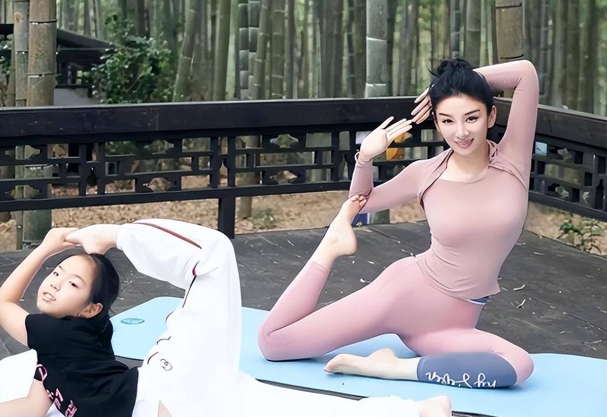 黄奕跟女儿练瑜伽,黄芊玲的大长腿都已经快赶上妈妈了_运动_锻炼_身材