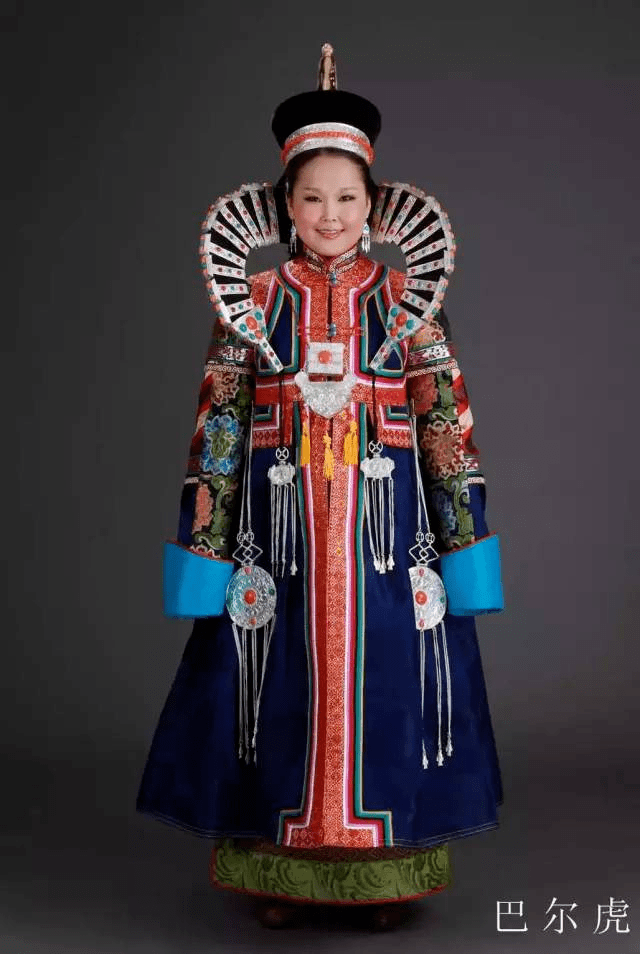 "穿"承千年的民族文化——蒙古族服饰_部落_长袍_腰带