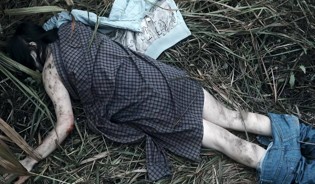 仅用一件薄薄的衬衫盖住了关键部位,这个女尸就这样衣不蔽体地躺在了