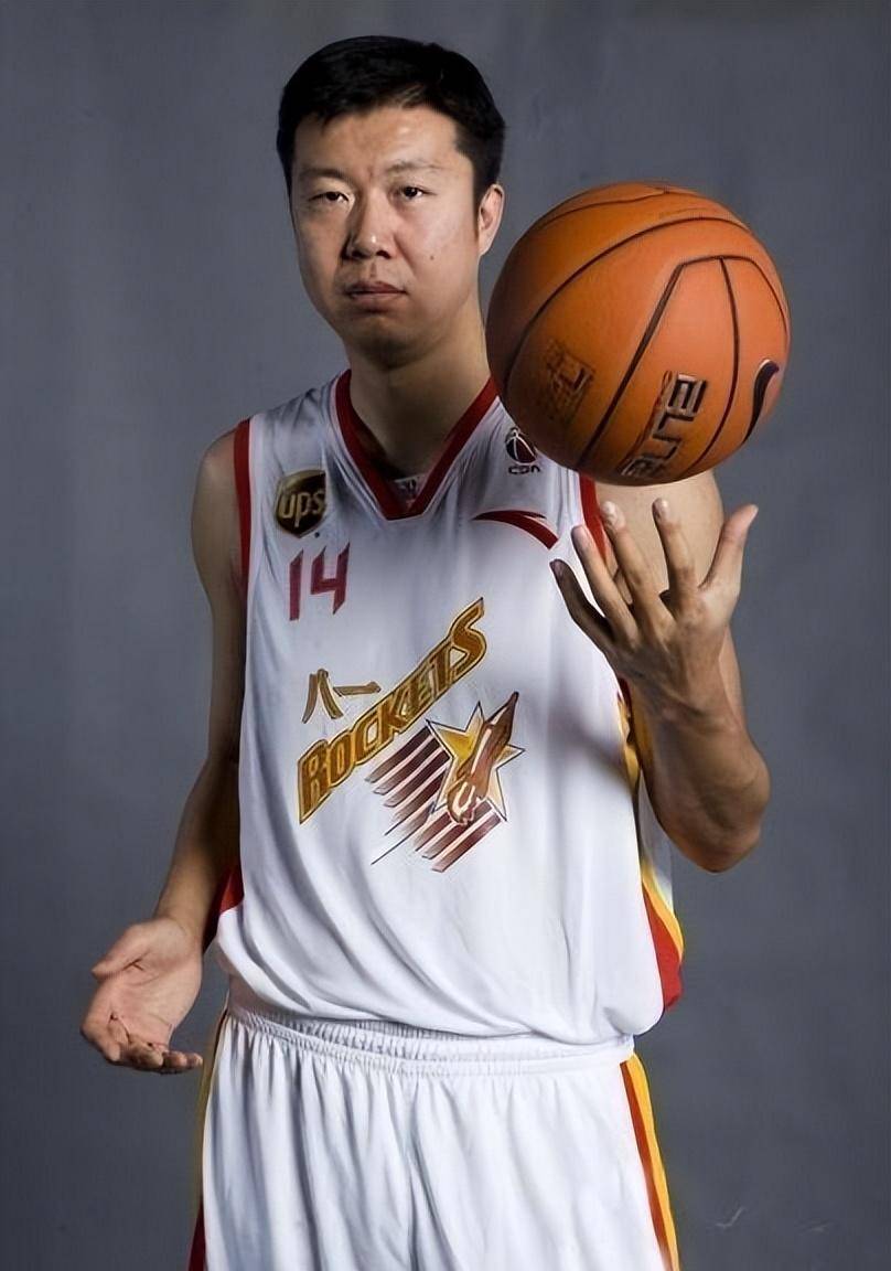 "战神"刘玉栋:走上仕途娶小娇妻,儿子因病不能打球_训练_时候_成绩