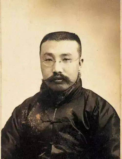 將家裡值錢的東西都拿出去典當,1907年,李大釗考入了北洋法政學堂