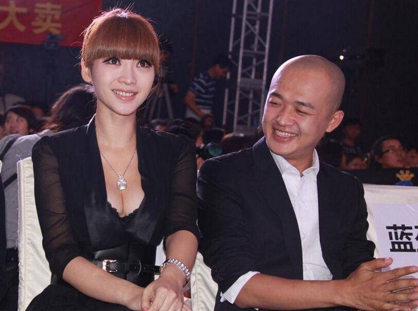 包贝尔深夜与美女约会,男方还有点小情绪_柳岩_网友_老公