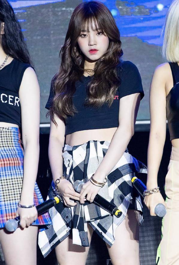 导致宋雨琦的腿看起来有点粗的样子,但是她的腿其实是属于紧实的肌肉