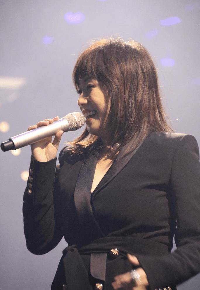 歌手林忆莲身材发福,皱纹还那么多,在她身上看到了大妈感!