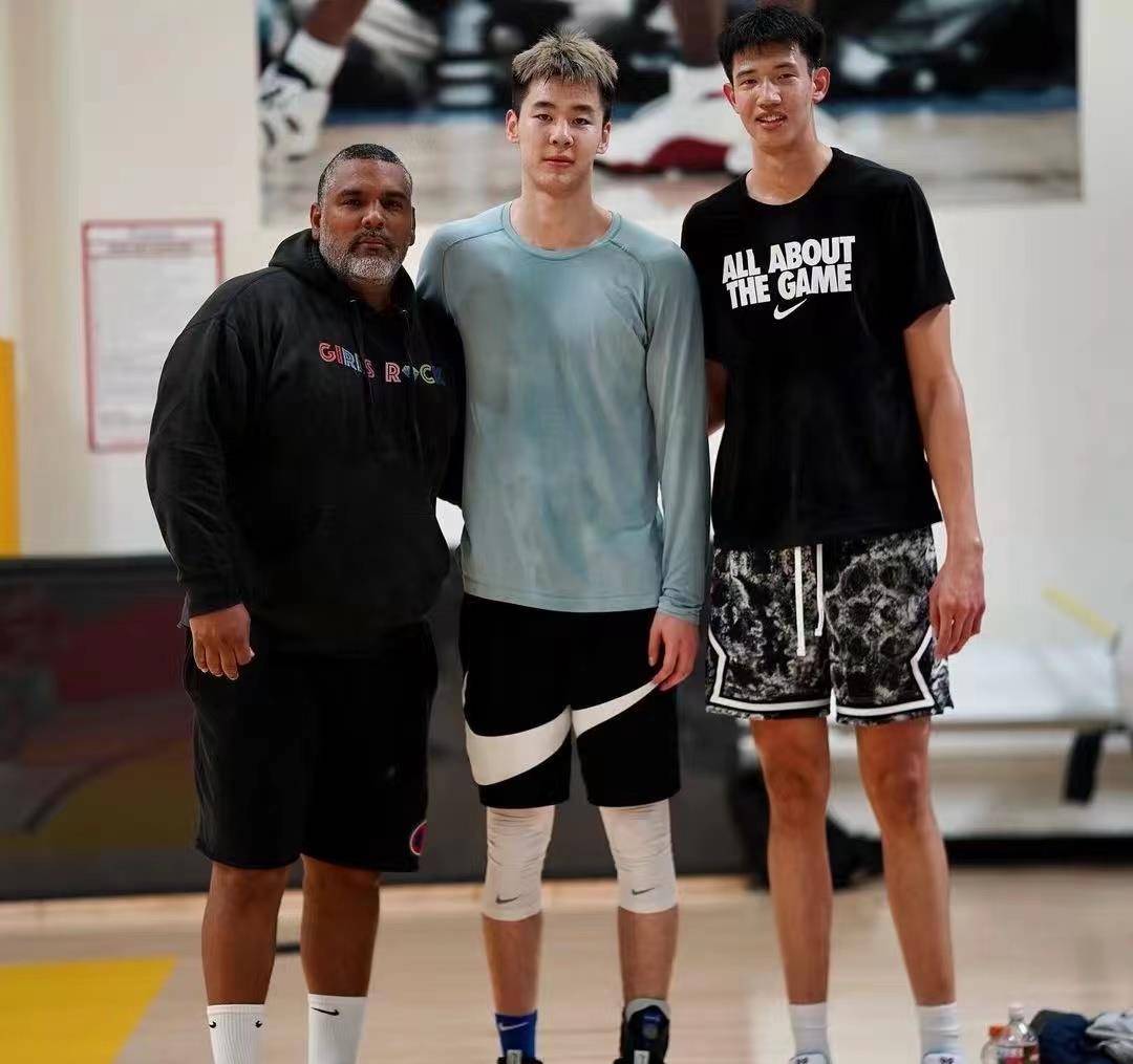 带着郭昊文进行有球训练,他说:他是中国篮球的未来_球员_身高_黄明依