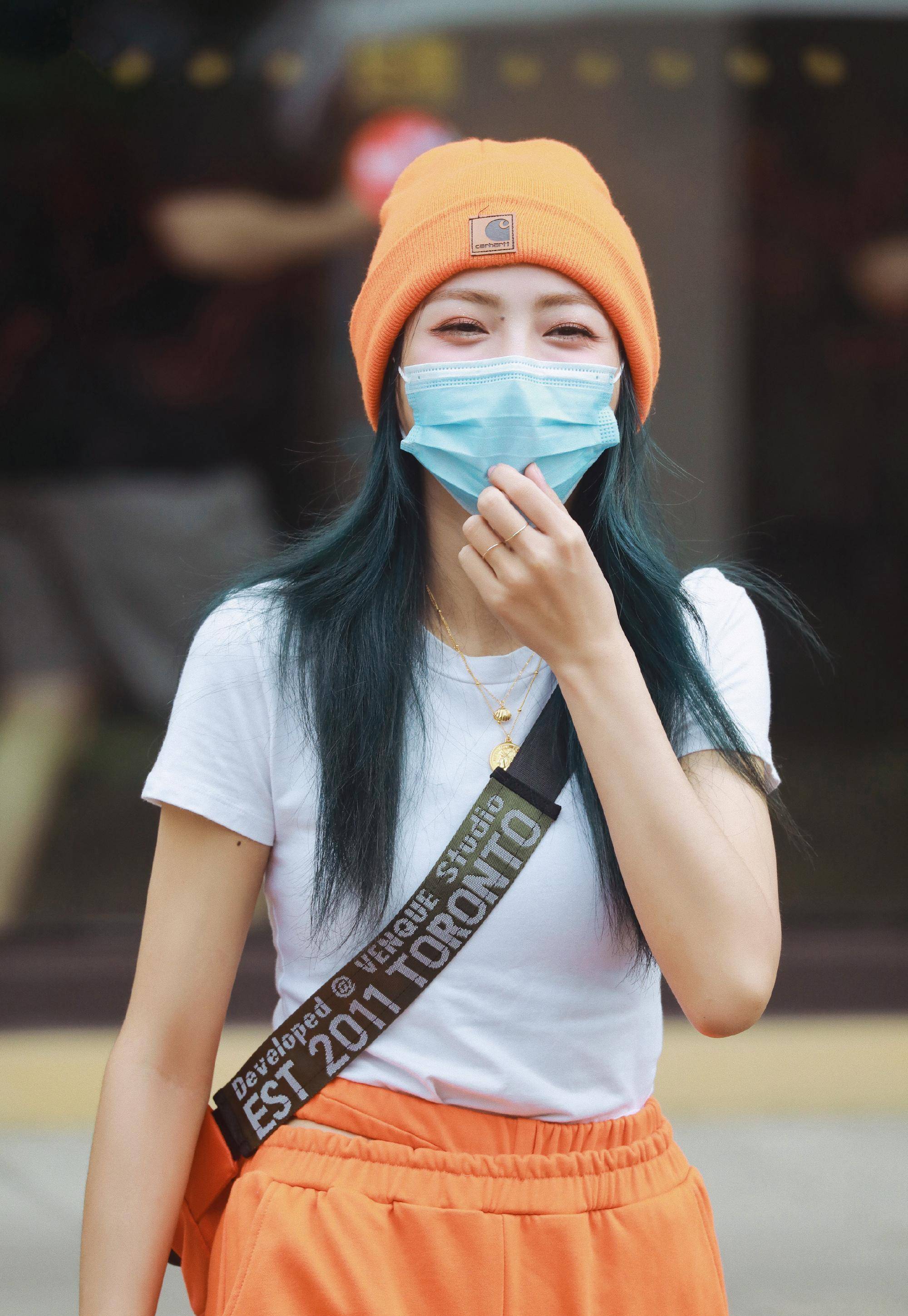 红发双马尾的谢可寅像卡通少女一样华丽可爱,让人羡慕_身材_毛线帽