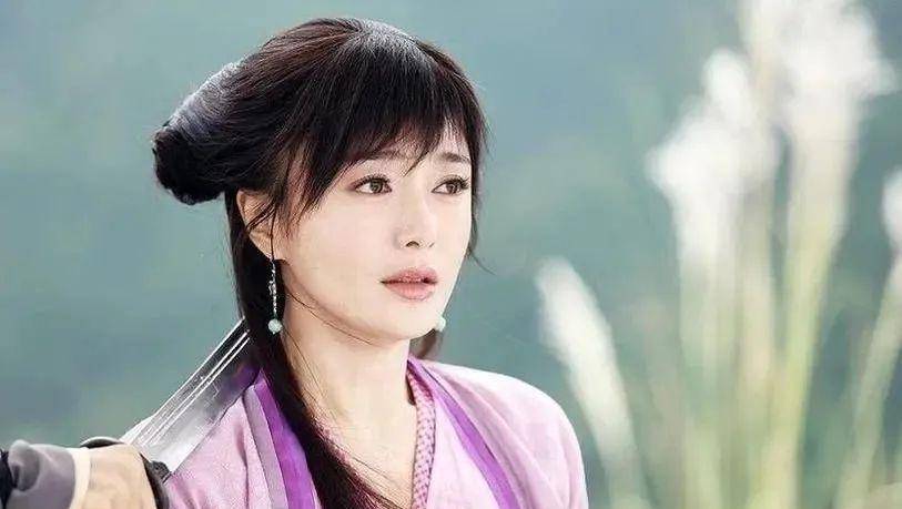 "秦岚一滴泪,天上一颗星,美了十八年的秦岚,如今生活如何?