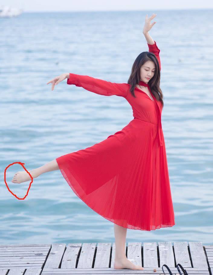 郑恺夫妇为女儿照百天照,一个细节显露苗苗小缺陷?