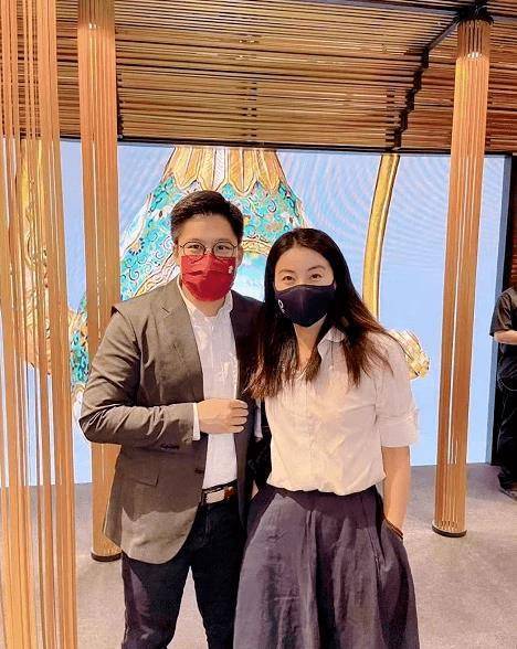 穿衬衫跟霍启刚街头约会,换发型后超美_领口_马尾_可以在