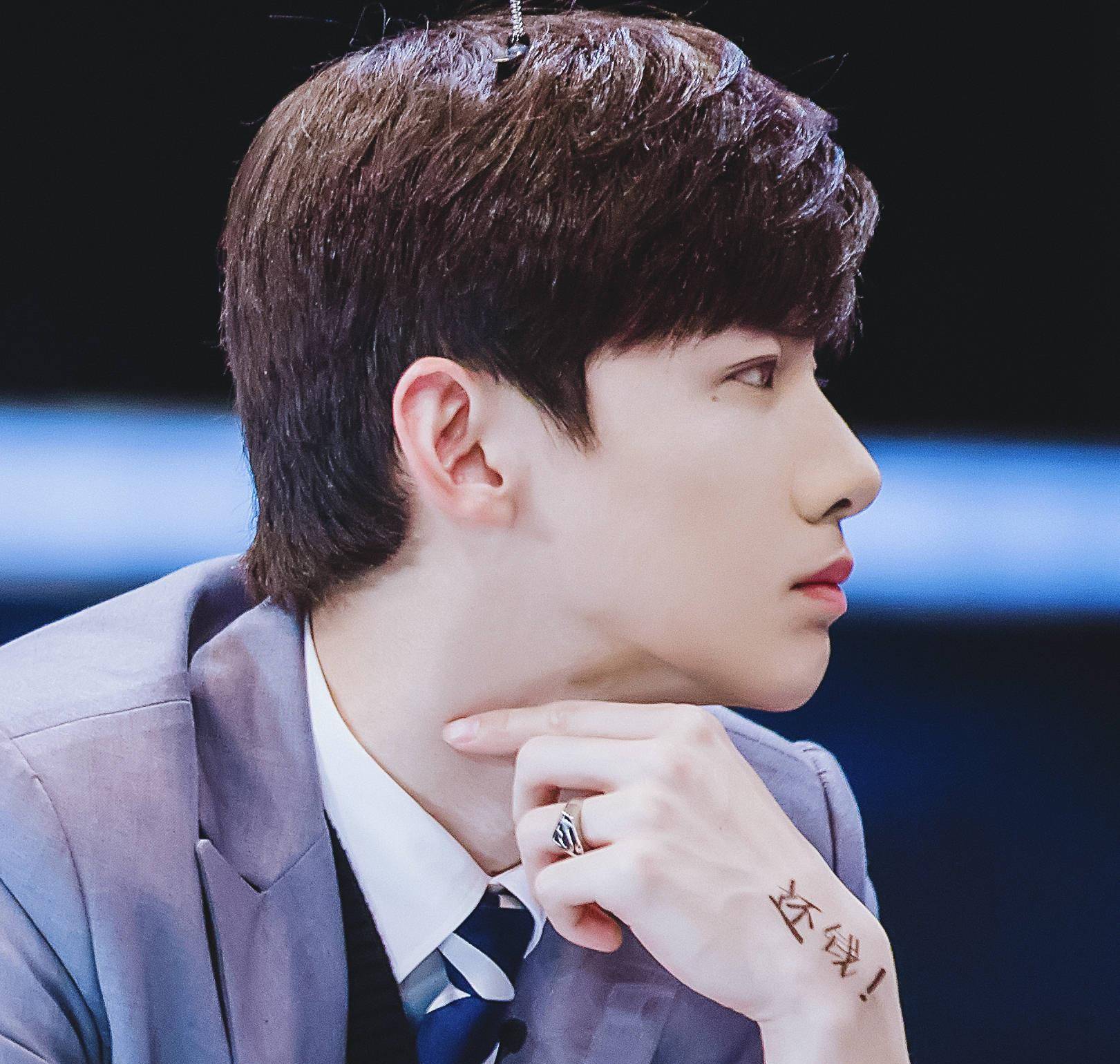 白敬亭对泪痣很着迷,不仅在篮球上点出它,而且连表情包也不放过_泪珠