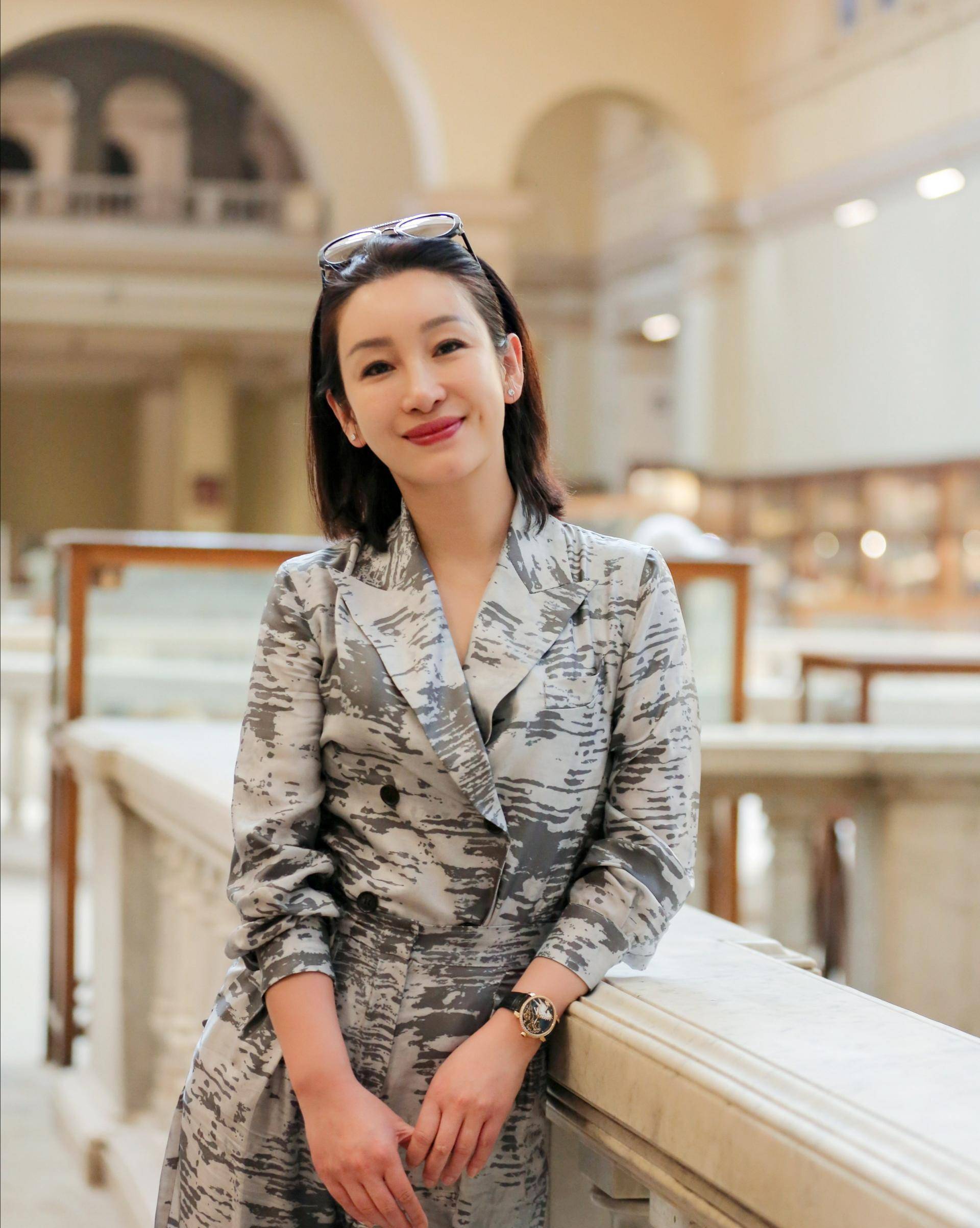 秦海璐颜值依旧,一身礼服尽显职业道路,说不上41岁_黑色_衣服_颜色