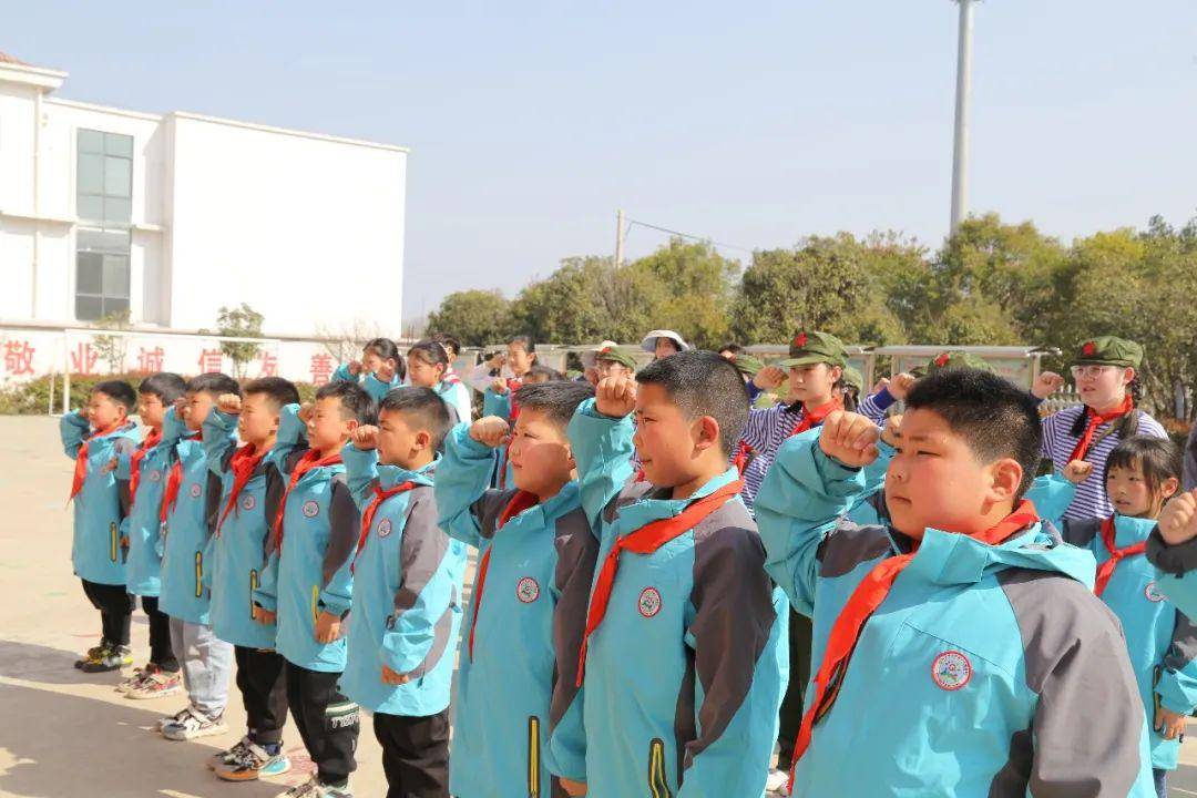 信阳市羊山外国语小学:学雷锋见行动 手拉手共成长_活动_花束_代代传