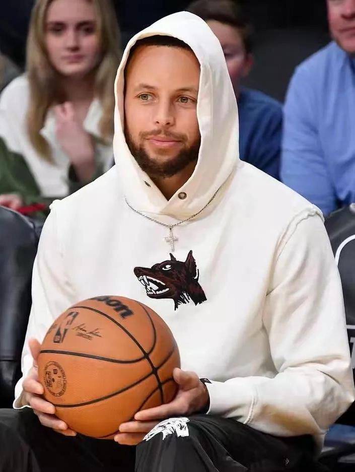 库里在训练投篮时不小心把球打到了场边的球童,导致其眼镜被击飞