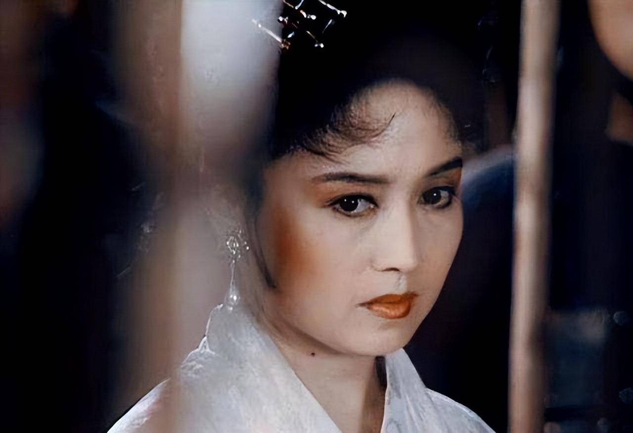 的爱好,便告诉曹操城中有个大美人,名唤邹氏,是张绣叔叔张济的遗孀