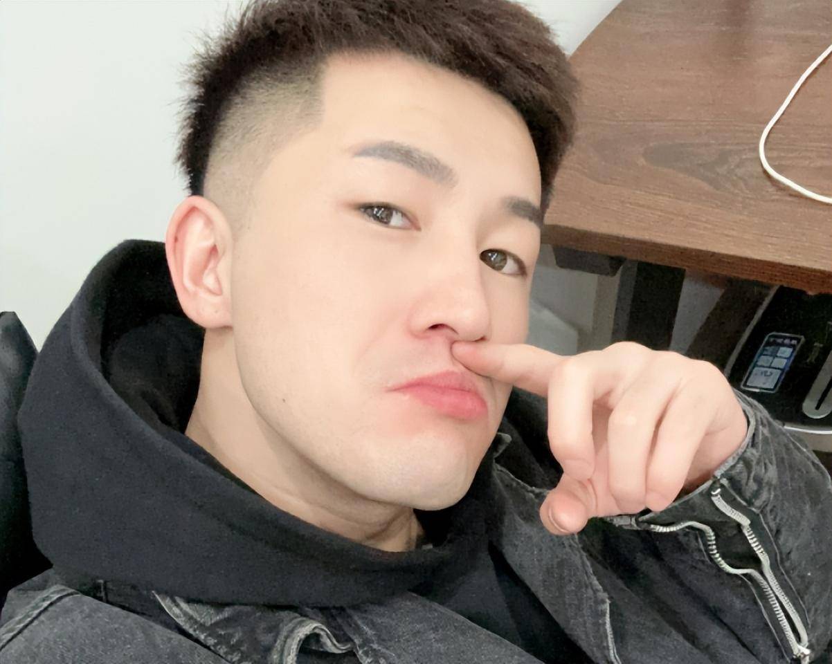 而满身纹身,且本身就是"盲流子"出生的仙洋,则恰好符合了这一外在要求