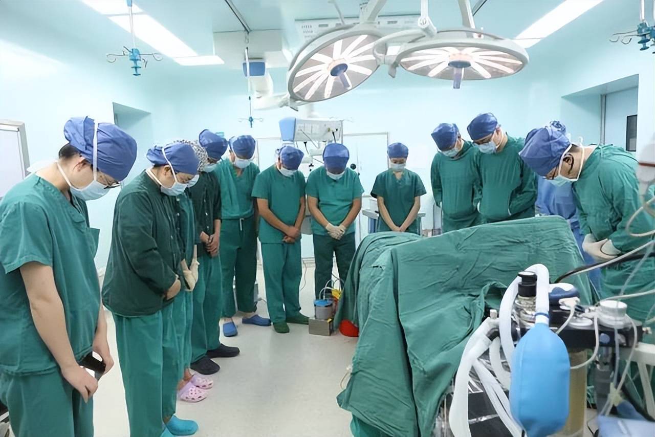 女生说在她们的医学院,大体老师也是真正的老师,而且被人称为沉默的