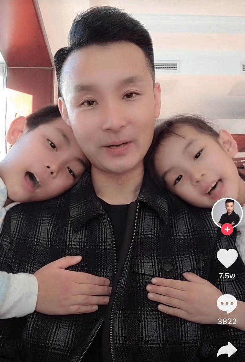 刘和刚一家六口亲密同框,小10岁娇妻和儿女甜笑,豪宅奢华古韵_战扬