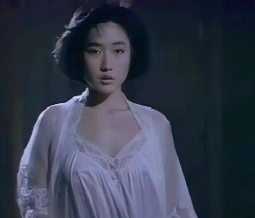为了制造一鸣惊人的效果,吕秀菱在1986年答应出演故事片《心锁》.